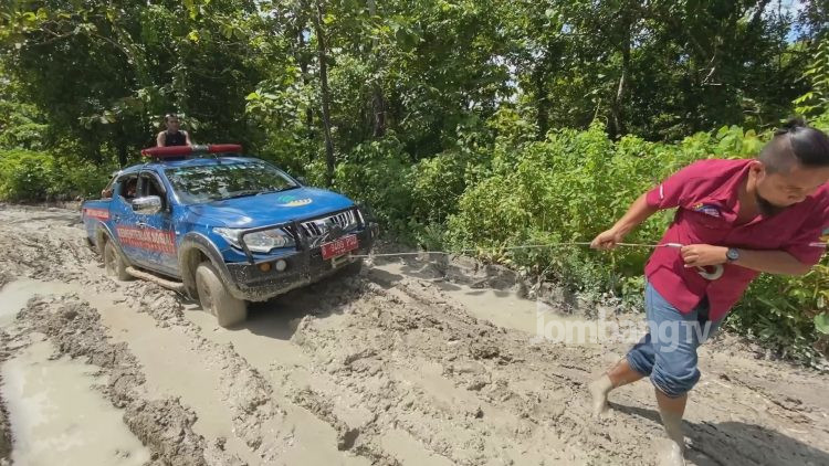 Perjuangan Petugas Penyalur Bansos ke Dusun Terpencil di Jombang