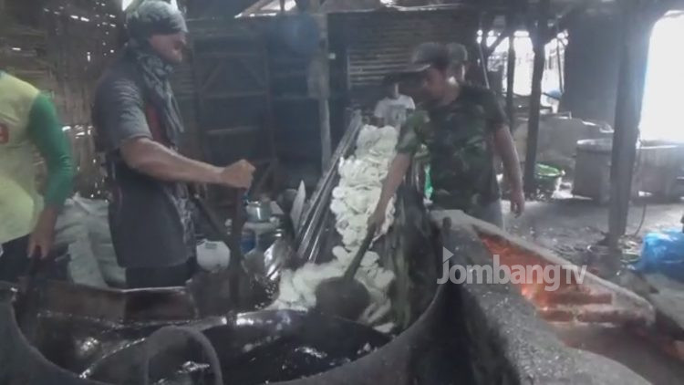 Dampak Kelangkaan Minyak Goreng Curah, Harga Kerupuk Melambung