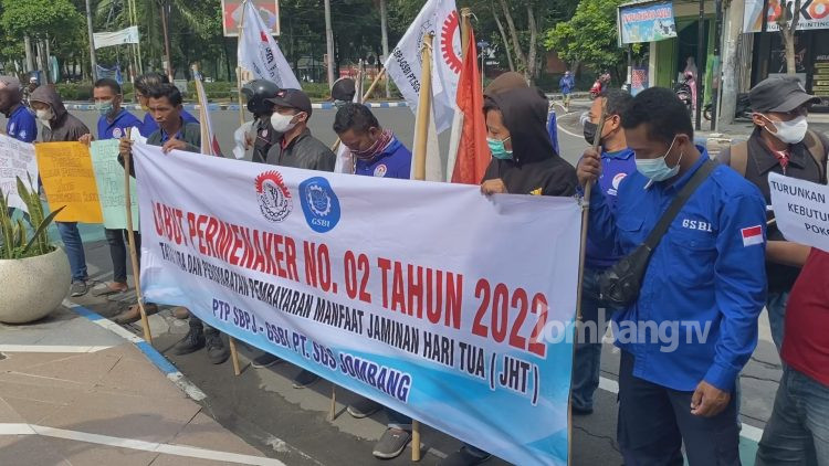 Unjukrasa Buruh di Kantor Disnaker Jombang Tuntut Permenaker 2 tahun 2022 Dicabut