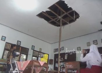 Kondisi Ruang Kelas V SDN Talun Kidul 2 Plafon Jebol Atap Disanggah Sebatang Kayu
