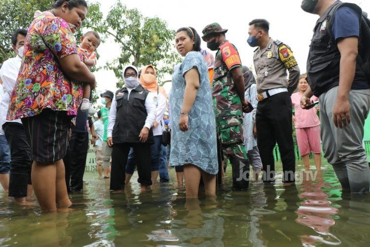 Terjang Banjir, Bupati Jombang Cek Penanganan Warga Terdampak