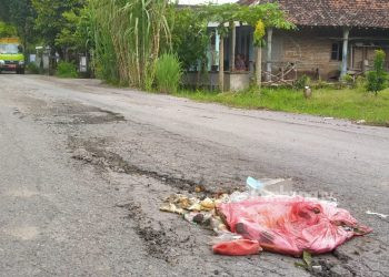 Akibat Aktifitas Proyek Warga Denanyar Keluhkan Jalan Rusak