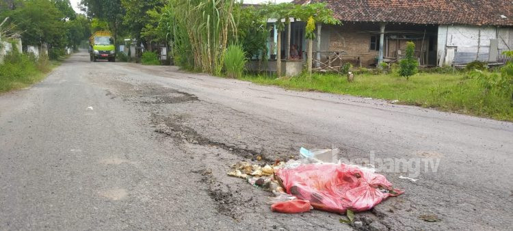 Akibat Aktifitas Proyek Warga Denanyar Keluhkan Jalan Rusak