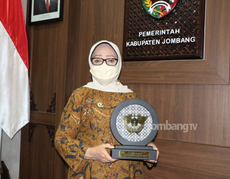 Pemkab Jombang Raih Bea Cukai Kediri Award Sebagai Pengelola DBHCHT Terbaik 2021