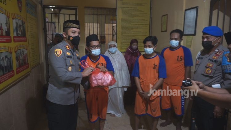 Ramadan, Tahanan Polres Jombang Tadarus Alqur’an dan Bukber Sate Kambing