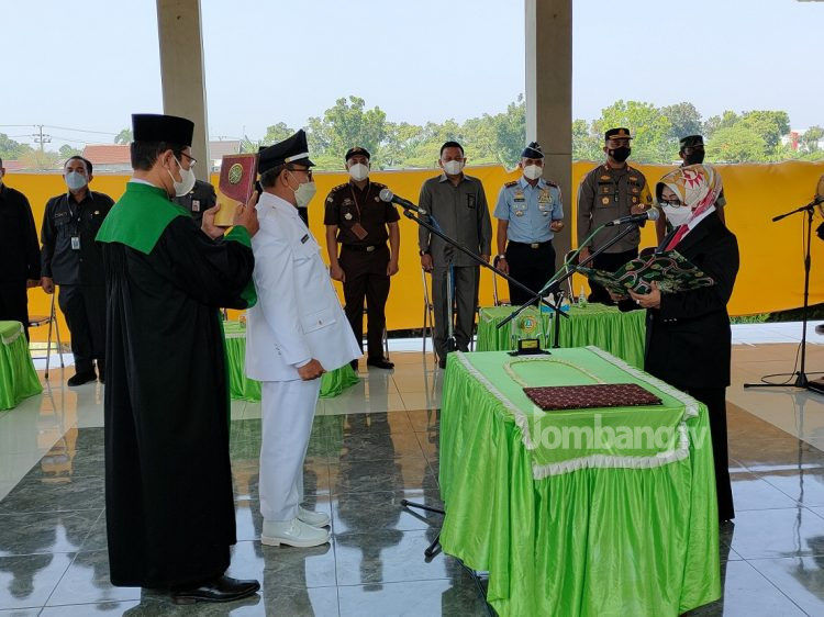 Bupati Jombang Lantik Kepala Desa Antar Waktu Desa Pagerwojo Perak