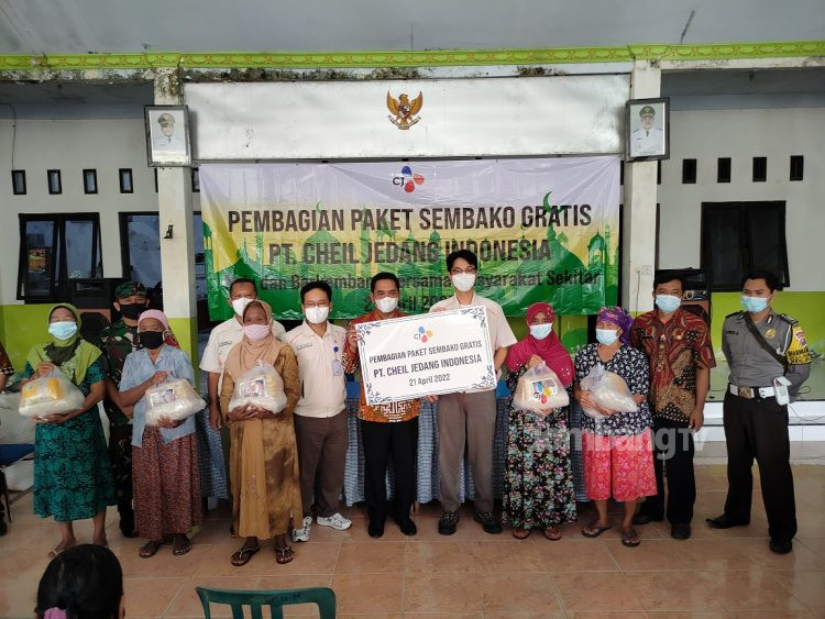 Wabup Sumrambah Serahkan Sembako Gratis dari PT. CJI untuk Masyarakat