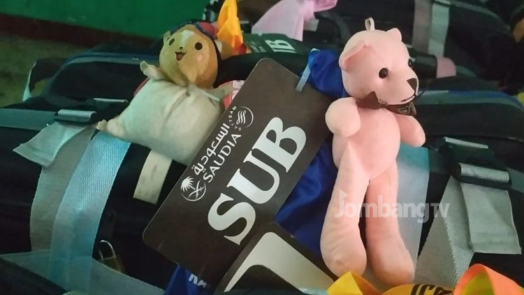 Unik, CJH Asal Jombang Tandai Koper Dengan Sendal Jepit Hingga Police Line