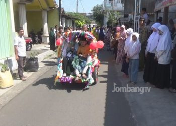 Pasutri CJH Asal Candimulyo Berangkat Naik Becak Motor