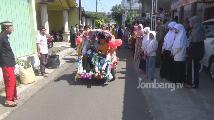 Pasutri CJH Asal Candimulyo Berangkat Naik Becak Motor
