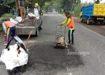 Ruas Jalan Kasemen-Gudo Jombang Yang Berlobang Diperbaiki