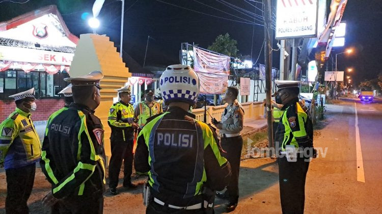 Satlantas Polres Jombang Lakukan Pengetatan Lokasi Teror Pelemparan Kaca Truk,di Jombang