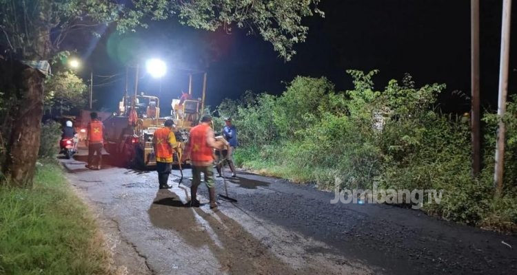 Tingkatkan Kenyamanan PUPR Jombang Perbaiki Ruas Jalan Peterongan-Sumobito