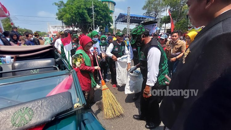 Pawai Budaya 2022 GPK Jombang Tanamkan Cinta Kebersihan