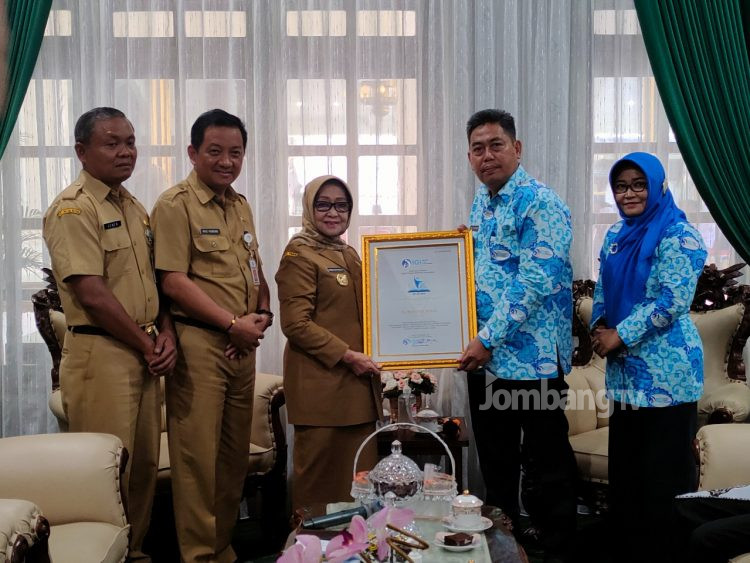 Bupati Mundjidah Raih Penghargaan Nasional Anugerah Pendidikan Indonesia 2022