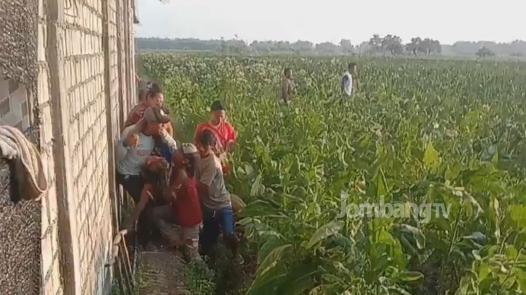 Salah satu korban oknum perguruan silat saat ditandu warga ; FOTO; Tangkap Layar Vidio Viral