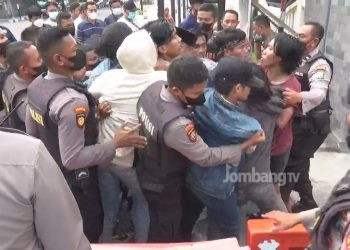 Demonstrasi Mahasiswa Jombang Tolak Rencana Kenaikan Harga BBM, Ricuh