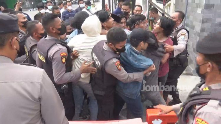Demonstrasi Mahasiswa Jombang Tolak Rencana Kenaikan Harga BBM, Ricuh
