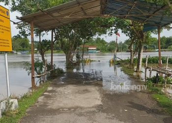 Sungai Brantas Meluap, Jasa Perahu Penyeberangan Lumpuh