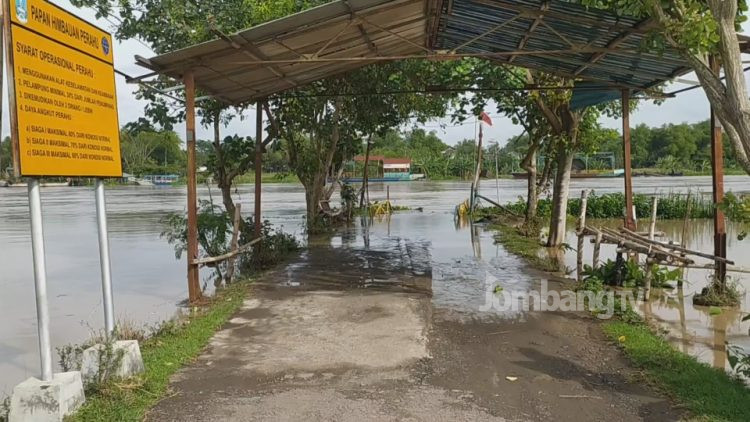 Sungai Brantas Meluap, Jasa Perahu Penyeberangan Lumpuh