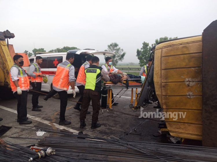 Dua Truk Terlibat Kecelakaan di Tol Jombang, Dua Orang Luka