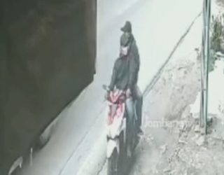 10 Menit Diparkir, Motor Bu Guru Disikat Pencuri. Aksi Pelaku Terekam CCTV 