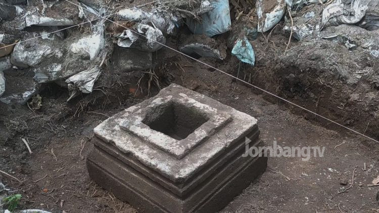 Arkeolog Temukan Batu Umpak di Situs Mbah Blawu