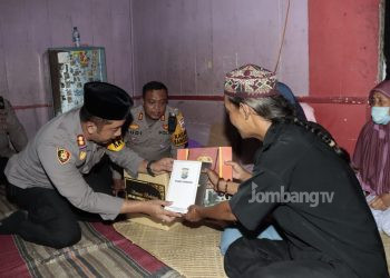 Kapolres Jombang Takziah di Rumah Duka Korban Tragedi Kanjuruan