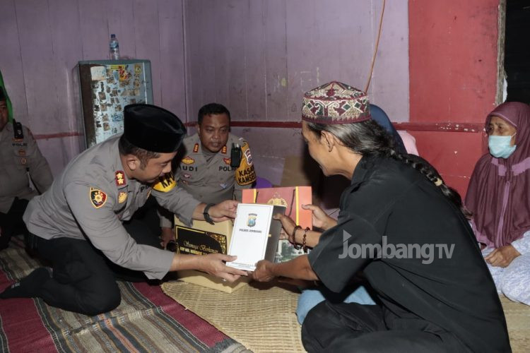 Kapolres Jombang Takziah di Rumah Duka Korban Tragedi Kanjuruan