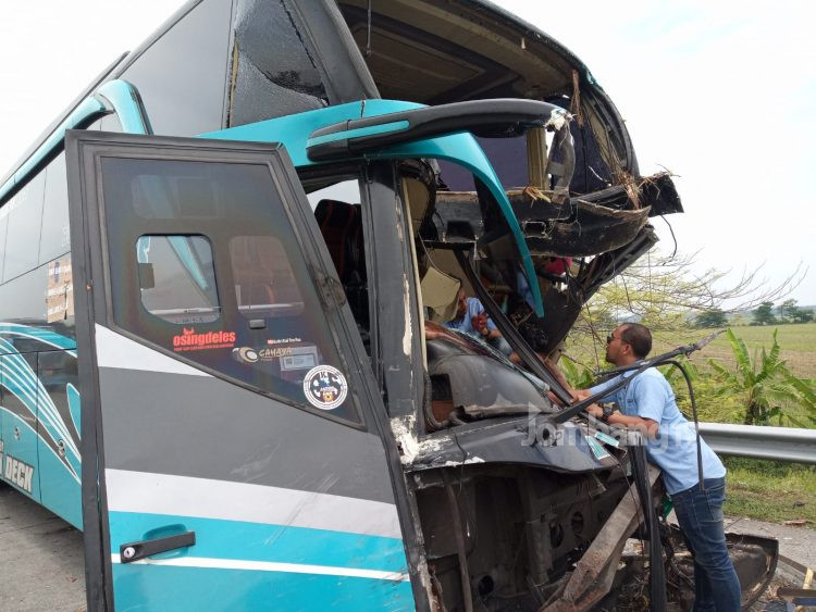 Hendak Menuju Bali, Bus Rombongan Pelajar SMK Nganjuk Tabrak Truk di Tol Jombang, 1 Tewas 4 Luka Berat