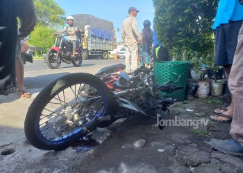 Tergelincir, Pengendara Sepeda Motor Terlindas Truk