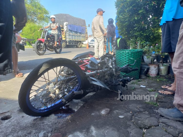 Tergelincir, Pengendara Sepeda Motor Terlindas Truk