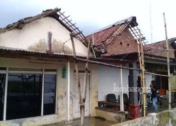 Hujan Es dan Angin Kencang Terpa Rumah Warga di Desa Barongsawahan
