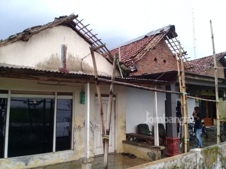 Hujan Es dan Angin Kencang Terpa Rumah Warga di Desa Barongsawahan
