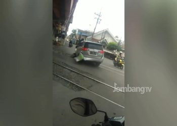 Usai Tabrak Anak dan Kabur, Seorang Bapak Jadi Bulan-Bulanan Massa