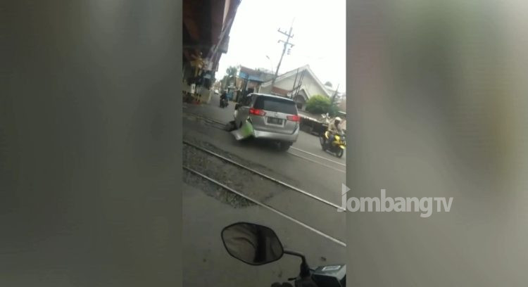 Usai Tabrak Anak dan Kabur, Seorang Bapak Jadi Bulan-Bulanan Massa