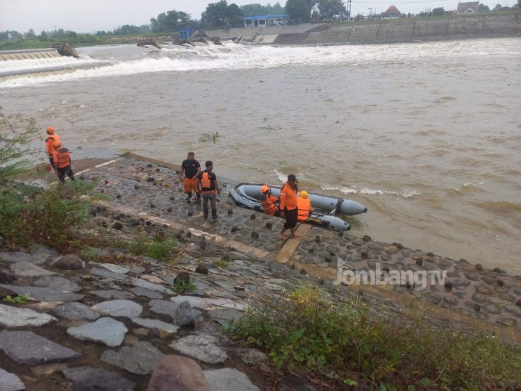 Berenang di Sungai Brantas, Dua Pelajar Dilaporkan Hilang Tenggalam