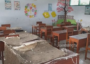 Atap Ambruk, Puluhan siswa MI Belajar di Serambi Masjid