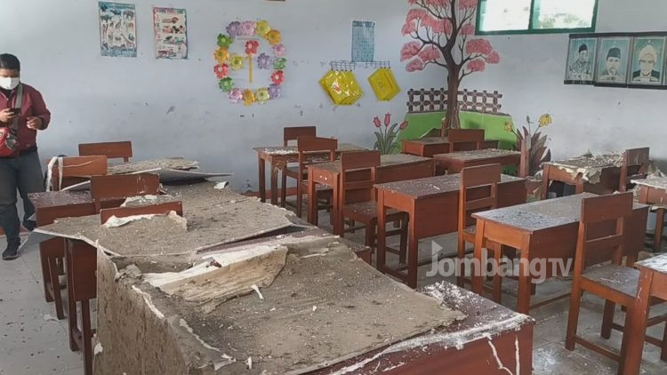 Atap Ambruk, Puluhan siswa MI Belajar di Serambi Masjid