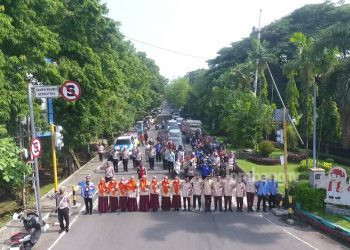 Peringati Hari Pahlawan, Pemotor Heningkan Cipta di Jalan Raya