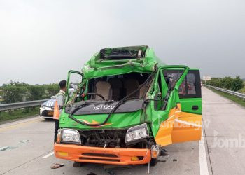 Elf Tabrak Dump Truk di Tol Jombang, 4 Orang Luka