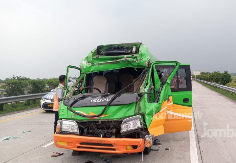 Elf Tabrak Dump Truk di Tol Jombang, 4 Orang Luka