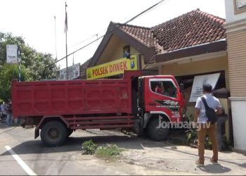 Truk Tabrak Mapolsek Diwek, Satu Kritis 2 Luka Luka