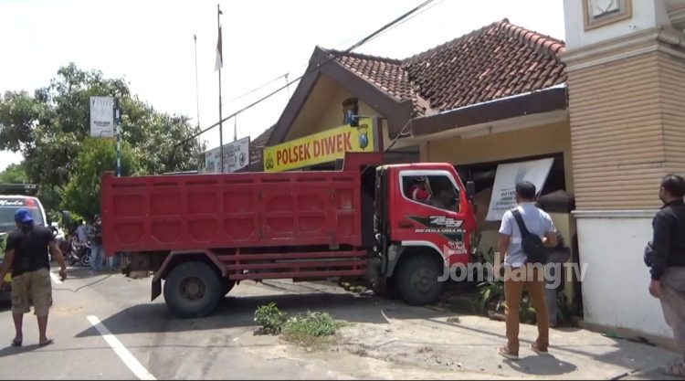 Truk Tabrak Mapolsek Diwek, Satu Kritis 2 Luka Luka