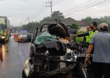 Pickup Tabrak Tronton, Satu Tewas