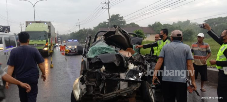 Pickup Tabrak Tronton, Satu Tewas