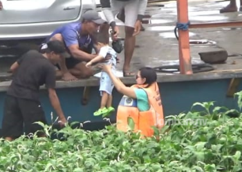 Dramatis, Bawa Mobil dan Motor, Perahu Penyeberangan Sungai Brantas Hanyut