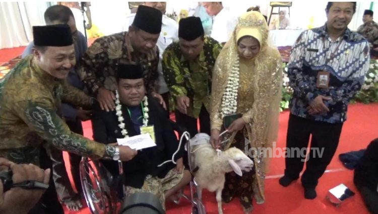 Cinta Lokasi, Difabel Nikahi Pujaan Hati Dengan Mas Kawin Kambing