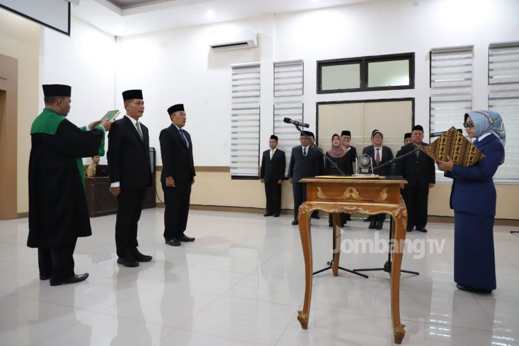 Bupati Mundjidah Lantik Kepala Dinas Kominfo dan Perkim