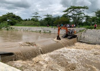 Berpotensi Timbulkan Banjir, PUPR Jombang Berhasil Evakuasi Sampah yang Sumbat Sabo Dam Sungai Konto